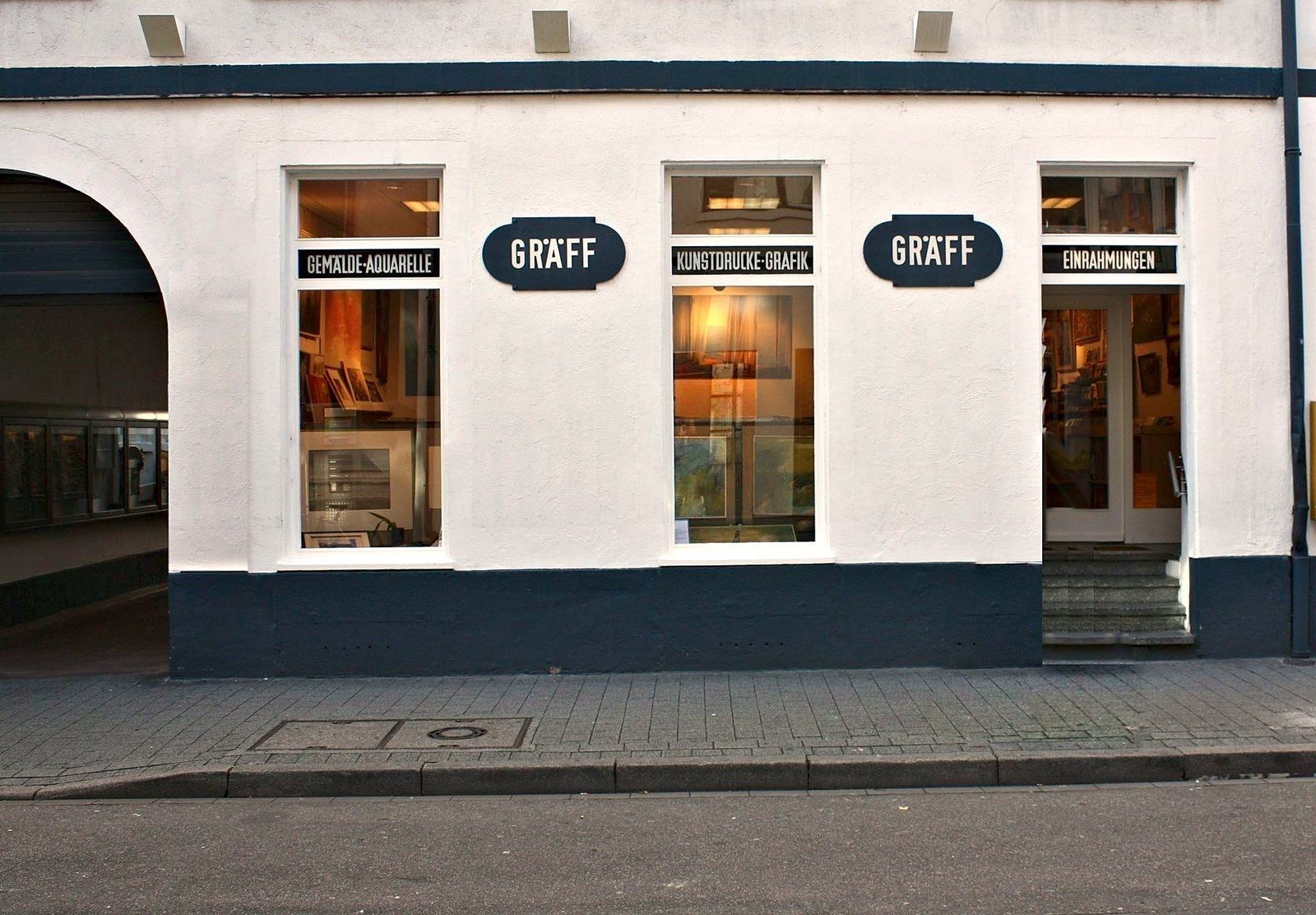 Ladenfront der Kunsthandlung Armin Gräff in der Waldstraße 20 mit den ovalen Gräff-Schildern