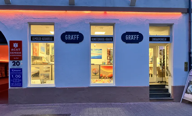Frontansicht der Kunsthandlung mit drei Schaufenstern, ovalen Gräff-Schildern und Eingang rechts
