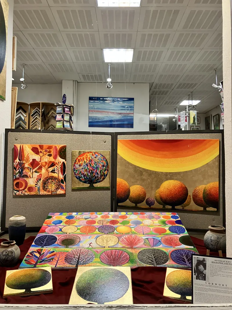 Schaufenster mit farbenfrohen Baumbildern in Acryl-Mischtechnik, einige auf Blattgold