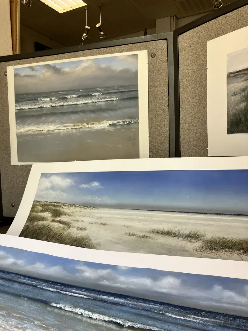 Pastellbilder von Brandung, Dünen und Strand auf hellem Papier