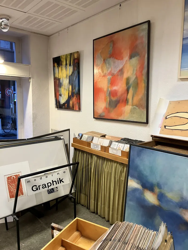 Abstrakte Gemälde und Graphikmappen im hinteren Ladenteil