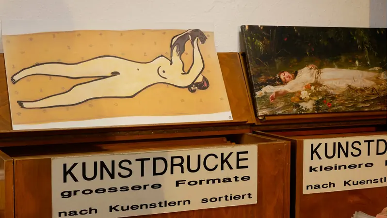 Holzkästen mit Kunstdrucken, beschriftet mit „Kunstdrucke, größere Formate, nach Künstlern sortiert“
