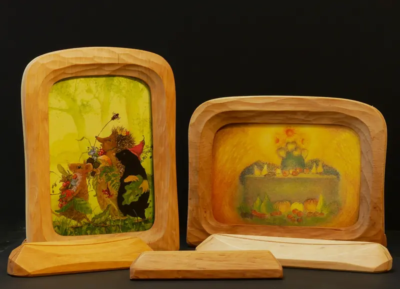Zwei Holzrahmen mit Märchenbildern und Kartenhalter aus hellem Holz